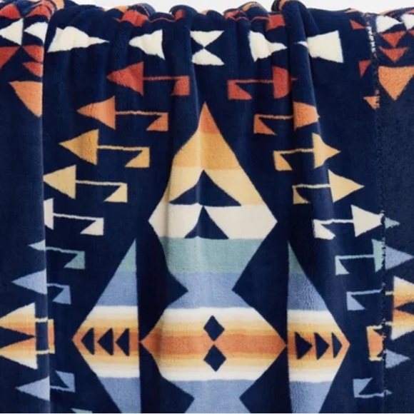 Pendleton Plush Throw - Picture 3 of 6